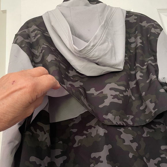 Bylt Elevate Drop Cut elevated Windbreaker - Men's large Camo, - Picture 4 of 4